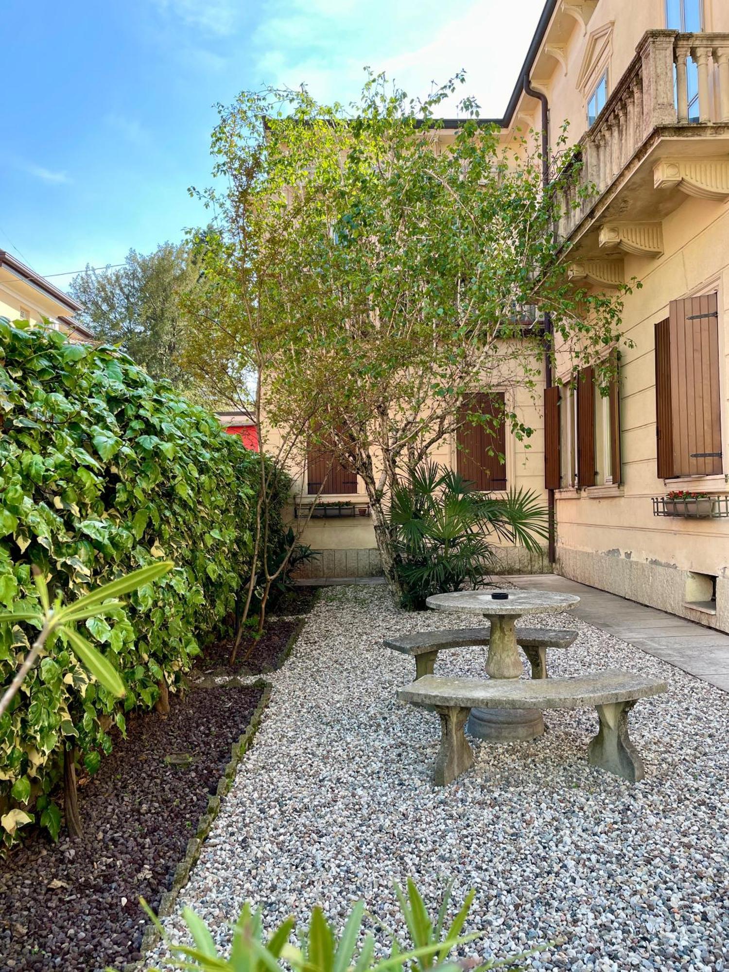 Hotel Dimora Montecchi à Vérone Extérieur photo